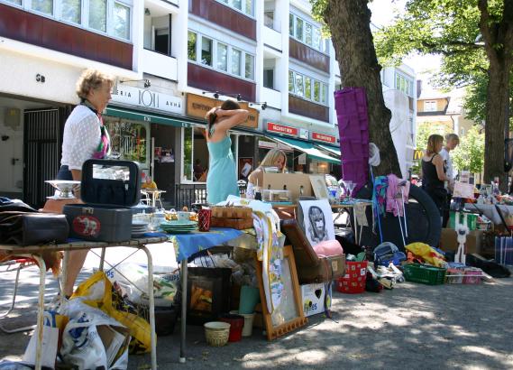 Loppisar och loppmarknader. Köp, sälj och byt gamla och antika föremål på loppisar i Småland. Loppisar och loppmarknader. Köp, sälj och byt gamla och antika föremål på loppisar i Småland.